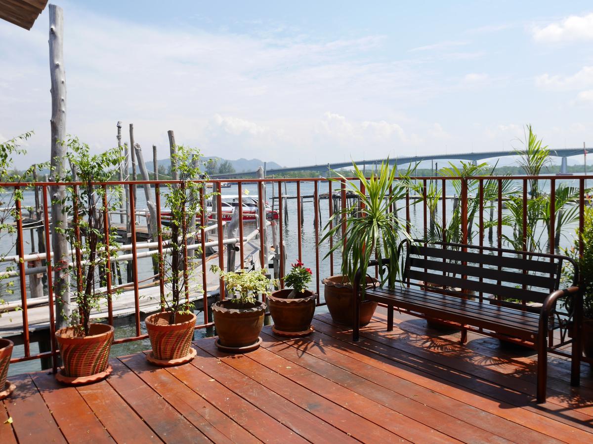 At Pier Hostel Lanta Koh Lanta Exterior photo